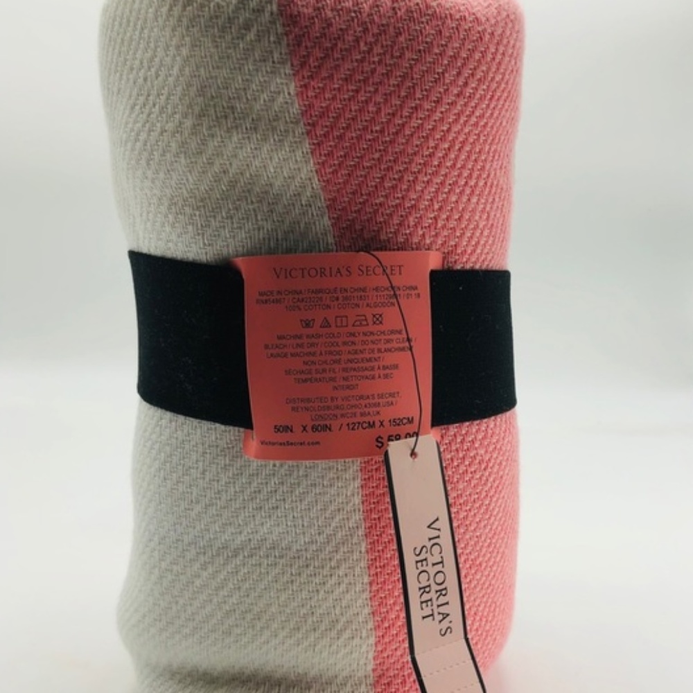 NWT Victoria’s Secret Rainbow Beach Blanket - Picture 5 of 5